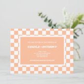 Peach Fuzz White Checkered Gingham Pattern Wedding Einladung (Stehend Vorderseite)