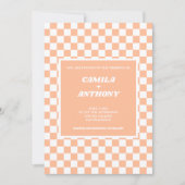 Peach Fuzz White Checkered Gingham Pattern Wedding Einladung (Vorderseite)