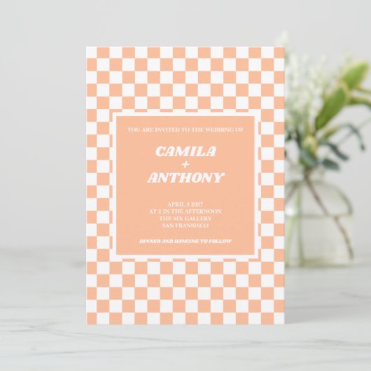 Peach Fuzz White Checkered Gingham Pattern Wedding Einladung (Stehend Vorderseite)