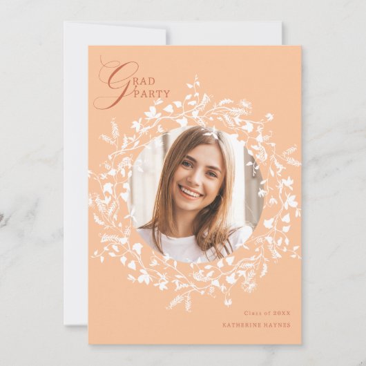 Peach Fuzz White Wildblume Wreath Abschluss Einladung (Vorderseite)