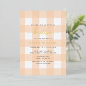 Peach Gingham Baptism Gold Foil Einladung (Stehend vorne)