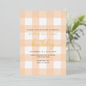 Peach Gingham Birthday Gold Foil Einladung (Stehend vorne)