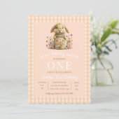Peach Gingham Bunny 1st Birthday Invite Einladung (Stehend Vorderseite)