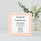 Peach Gingham Country Wedding Einladung (Stehend Vorderseite)