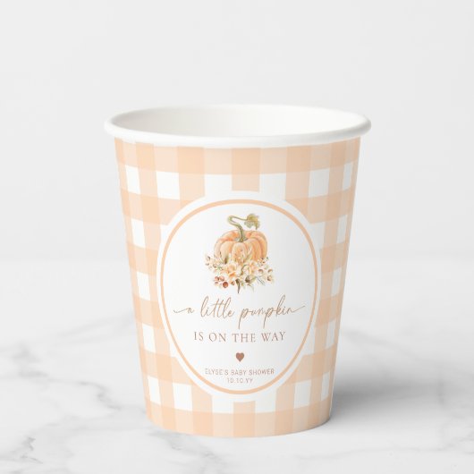 Peach Gingham Fall Ein kleiner Kürbis ist unterweg Pappbecher (Rückseite)
