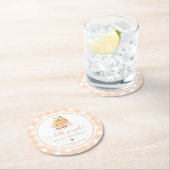 Peach Gingham Fall Ein kleiner Kürbis ist unterweg Runder Pappuntersetzer (Vor Ort)