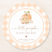 Peach Gingham Fall Ein kleiner Kürbis ist unterweg Runder Pappuntersetzer (Vorderseite)