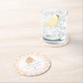 Peach Gingham Fall Ein kleiner Kürbis ist unterweg Runder Pappuntersetzer (Vor Ort)