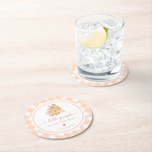 Peach Gingham Fall Ein kleiner Kürbis ist unterweg Runder Pappuntersetzer (Vor Ort)