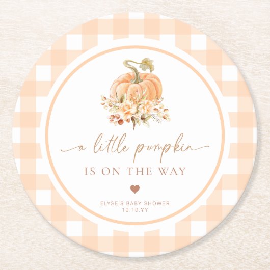 Peach Gingham Fall Ein kleiner Kürbis ist unterweg Runder Pappuntersetzer (Vorderseite)