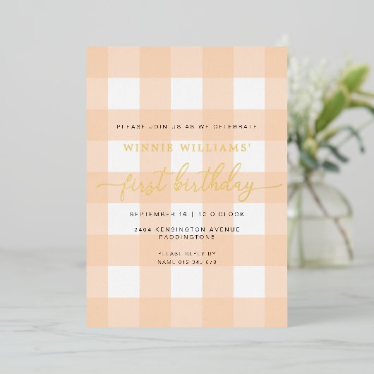 Peach Gingham First Birthday Gold Foil Einladung (Stehend vorne)