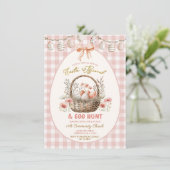 Peach Gingham Floral Easter Brunch and Egg Hunt Einladung (Stehend Vorderseite)