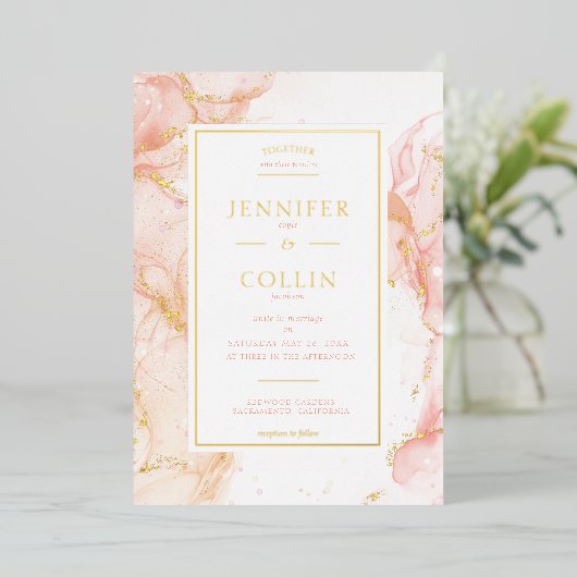 Peach & Gold Foil Marbleized Wedding Einladung (Stehend vorne)