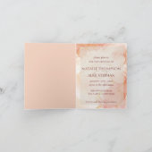 Peach Gold Marmoreffekt Monogram Elegante Hochzeit Einladung (Innenseite)