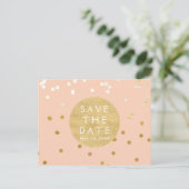Peach & Gold Shiny Confetti Dots Save the Date Ankündigungspostkarte (Stehend Vorderseite)