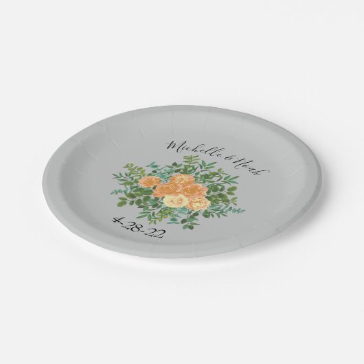 Peach Gray Wedding Spring Floral Pappteller (Schrägansicht)