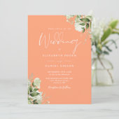 Peach Greenery Floral Monogram Wedding Einladung (Stehend Vorderseite)