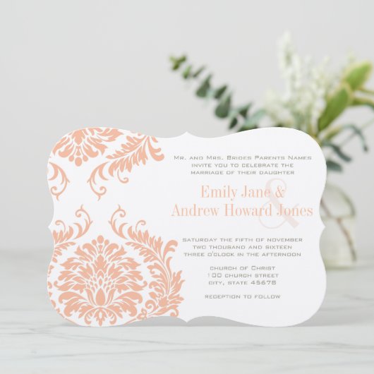 Peach Koral und Pilz Damask Hochzeit Einladung (Stehend Vorderseite)