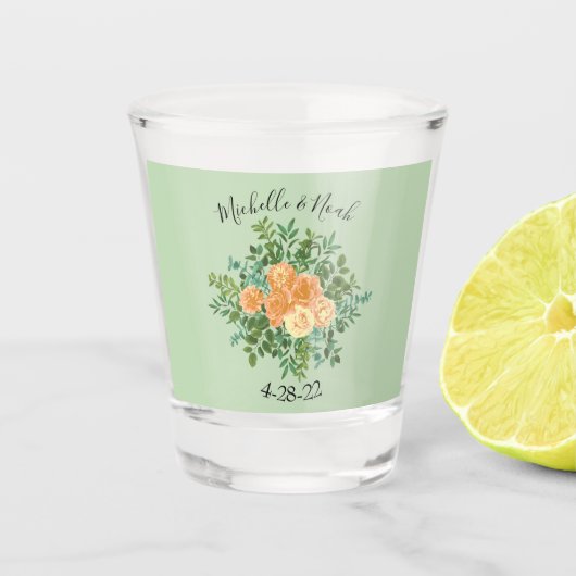 Peach & Light Green Peony & Rose Blumenhochzeit Schnapsglas (Vorderseite)