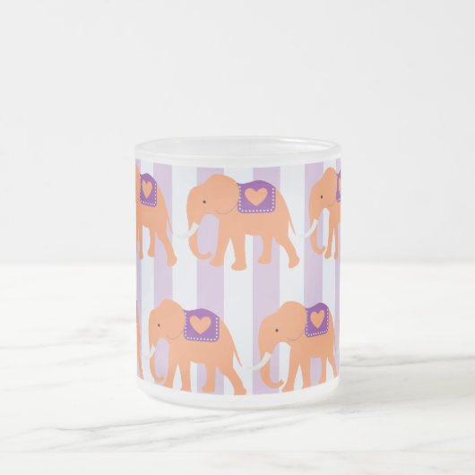 Peach Lila Elephants Herz auf Lila Streifen Mattglastasse (Mittel)