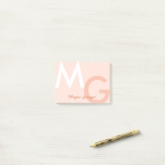 Peach Minimal Clean Modernes großes Monogramm Post-it Klebezettel (Auf Schreibtisch)