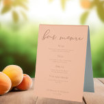Peach Minimalistisch Script Summer Wedding Bar Men Tischaufsteller<br><div class="desc">Peach ist die neue Trendfarbe für Sommerhochzeiten. Unser zartes,  pfirsichfarbenes Tischzelt mit elegantem hellbraunen Schriftzeichen,  das Ihre Getränke für ein trendiges,  minimalistisches Bar am Nachmittag beschreibt. Große weiche Farbe für eine weibliche Braut,  die Lieben,  Strömung und Moderne bleibe.</div>