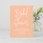 Peach Modern Calligraphy Bridal Dusche Einladung (Stehend Vorderseite)