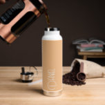 Peach Modern Typografy Personalisiert Name Trinkflasche<br><div class="desc">Eine trendige,  vakuumisolierte Wasserflasche mit personalisiertem Namen in Weiß,  moderner Typografie auf pfirsichfarbenem Hintergrund. Personalisieren Sie die Flasche,  indem Sie den Namen bearbeiten und durch den gewünschten Namen ersetzen. Ideal für ein Geburtstagsgeschenk,  Hochzeitsgeschenk,  Trauzeuge,  etc. Wählen Sie Ihre Wasserflasche. Wählen Sie Ihre Wasserflasche.</div>