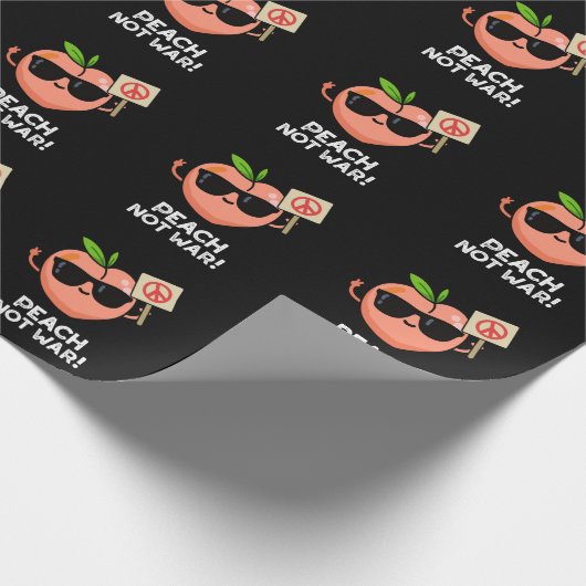 Peach Not War Funny Fruit Pun Dark BG Geschenkpapier (Ecke)