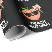 Peach Not War Funny Fruit Pun Dark BG Geschenkpapier (Rolleneckpunkt)