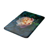 Peach Peony, Blumenfotografie Badematte (Schrägansicht)