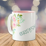 Peach Pink Roses Bridesmaid Hochzeit Zweifarbige Tasse<br><div class="desc">Hier ist eine hübsche Tasse, die Sie Ihrer Bridesmaid als Gastgeschenk Hochzeit oder in einem Brautparty geben können. Es verfügt über einen farbenfrohen Aquarellbouquet aus rosa, pfirsichfarbenen und blassgelben Rosen mit Grünpflanzen auf beiden Seiten, in der Mitte ist der aquamarine, pastellfarbene Text. Ändern Sie das Wort "Bridesmaid" einfach in "Ehrentribüne"...</div>