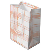 Peach Plaid Stripes Birthday Mittlere Geschenktüte (Rückseite Schrägansicht)