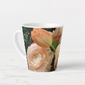 Peach Ranunculus und Tulip Floral Latte Tasse (Linke Ecke)