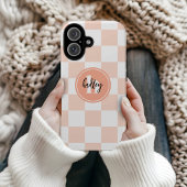 Peach Retro Karo Monogramm iPhone 16 Hülle