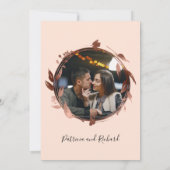 Peach Rose Monogram Calligrafy Foto Wedding Einladung (Rückseite)