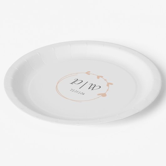 Peach Simple Heart Wreath Monogram Wedding Pappteller (Schrägansicht)
