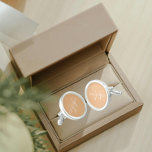 Peach Solid Color Stylized Monogram Manschetten Knöpfe<br><div class="desc">Ein Paar silber plattierter, runder Manschetten für den modischen Mann, die eine trendige, pfirsichfarbene Farbe aufweisen, die zu seinem Outfit passt, zusammen mit seinem Namen, der in weiß, Großbuchstaben gedruckt und mit weißen, stilisierten Initialen überlagert ist. Personalisieren Sie Ihre Cufflinks, indem Sie den Namen und die Initialen nach Belieben bearbeiten...</div>