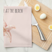 Peach Starfish Better at Beach Geschirrtuch (Viertel Falte)