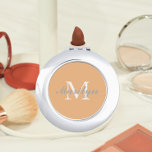 Peach Stilisierten Wedding Bridesmaid Monogramm Taschenspiegel<br><div class="desc">Ein personalisierter Kompaktspiegel für Ihre Hochzeitsfrau oder Trauzeugin,  der ihren Anfangs- und Namen auf einem trendigen,  pfirsichfarbenen Hintergrund stilisiert. Bearbeiten,  um Initial und Namen zu ersetzen. Wählen Sie Ihren kompakten Spiegelstil aus. Erhältlich in vielen beliebten Hochzeitsfarben.</div>