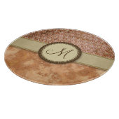Peach Tan Feather Pattern mit Monogramm Schneidebrett (Ecke)