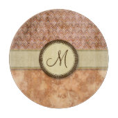Peach Tan Feather Pattern mit Monogramm Schneidebrett (Vorderseite)
