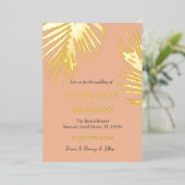 Peach Tropical Palm Leaf Wedding Gold Folieneinladung (Stehend vorne)