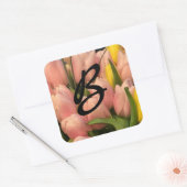 Peach Tulip Monogramm Design Quadratischer Aufkleber (Umschlag)