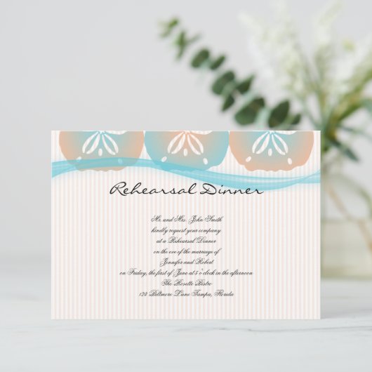 Peach und Blue Sand Dollar Beach Wedding Probe Einladung (Stehend Vorderseite)
