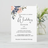 Peach und Indigo Blue Floral Einladung (Stehend Vorderseite)