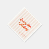Peach und Mandarine Retro Stripe Hochzeit Serviette (Ecke)