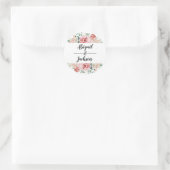 Peach Watercolor Floral Frame Wedding Monogram Runder Aufkleber (Tasche)