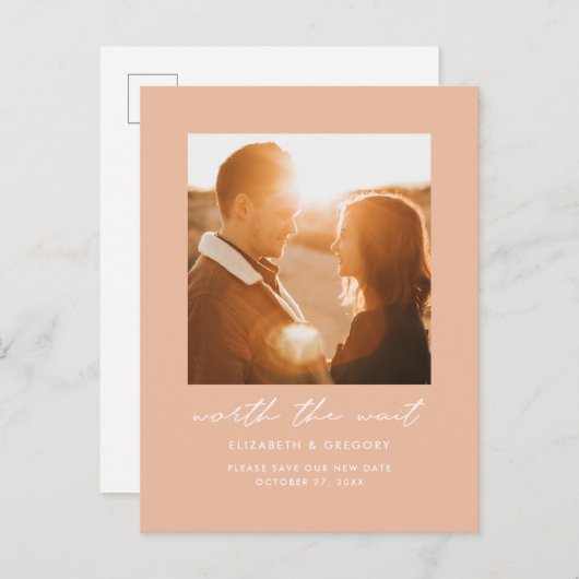 Peach Worth the Wait Wedding Change the Date Ankündigungspostkarte (Vorne/Hinten)