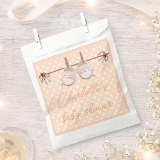 Peach-y Baby Schuhe Geschenktütchen (Ausgeschnitten)